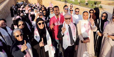 250 مشاركاً في مسيرة التوعية بسرطان الثدي 
