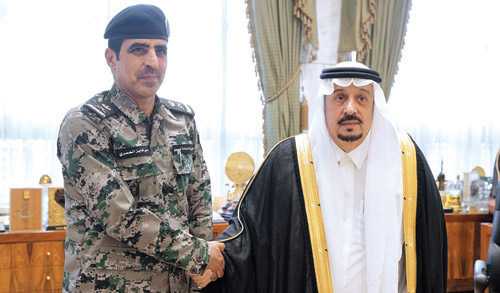 الأمير فيصل بن بندر يقلد مدير السجون بمنطقة الرياض رتبته الجديدة 