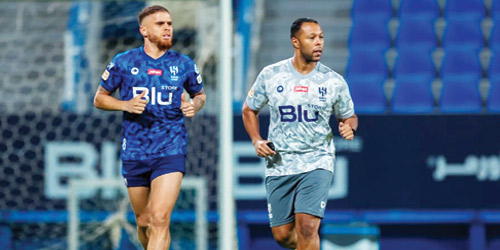  كويلار أحد المصابين عضلياً يؤدي بعض التدريبات برفقة المعد البدني