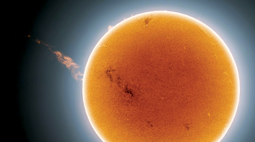 رصد عمود بلازما طوله يزيد عن 1.5 مليون كم ينطلق من الشمس 