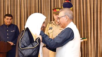 الرئيس الباكستاني يقلِّد أمين رابطة العالم الإسلامي وسام «هلال باكستان» 