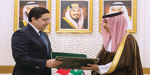  وزير الخارجية خلال تسلمه الرسالتين