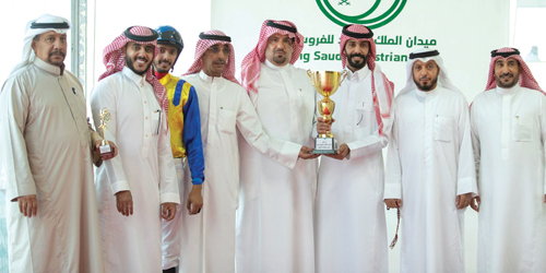  التويجري يسلِّم العازمي كأس فوز الجواد (الأحمدان)