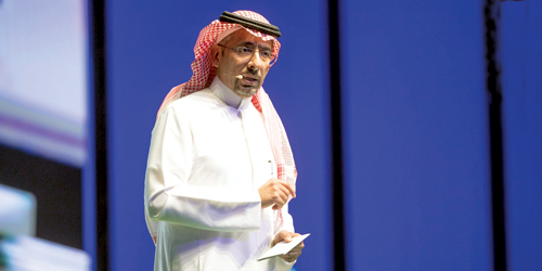  وزير الصناعة والثروة المعدنية متحدثاً للحضور