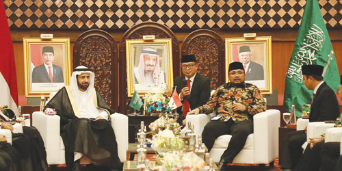 بدأ زيارته الرسمية لإندونيسيا.. وزير الحج والعمرة: 