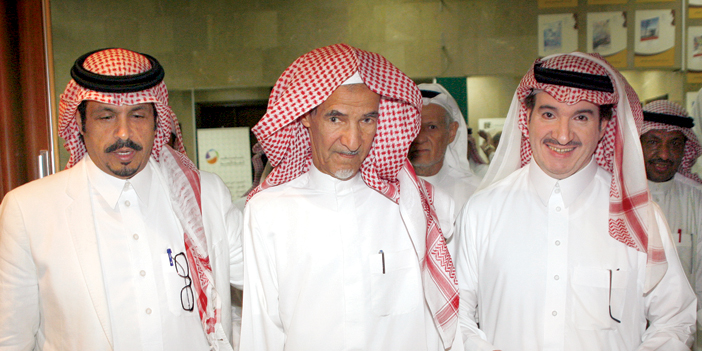 مسافر في حفل تكريمه بالنادي الأدبي متوسطا أ.بندر بن عثمان الصالح، ود.إبراهيم التركي