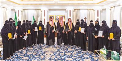الأمير فيصل بن نواف يكرم الفائزات بهاكثون جامعة الجوف 