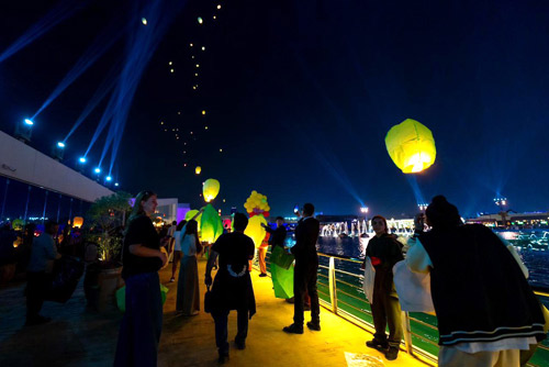 «بوليفارد» توهج بالإضاءات والشموع في ذكرى افتتاحه 