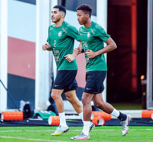  الغنام والدوسري يؤديان تمارين طبية خاصة