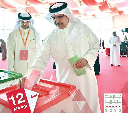 وزير الداخلية البحريني الفريق أول ركن الشيخ راشد آل خليفة يدلي بصوته