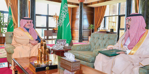  أمير منطقة تبوك خلال استقباله  د. الغامدي