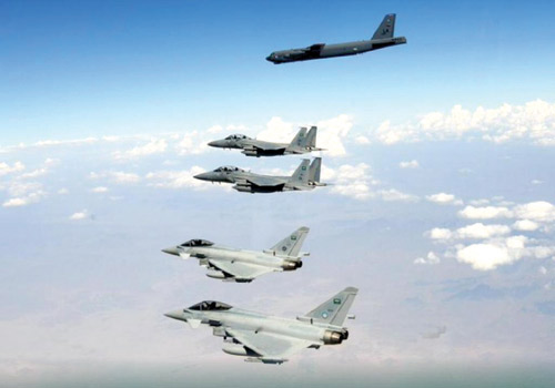 طائرات إف15 والتايفون بجوار القاذفة بي «52» في سماء المملكة