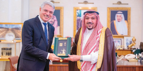  سموه مكرماً سفير الجزائر