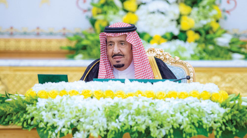الملك خلال ترؤسه جلسة مجلس الوزراء في قصر اليمامة بالرياض أمس