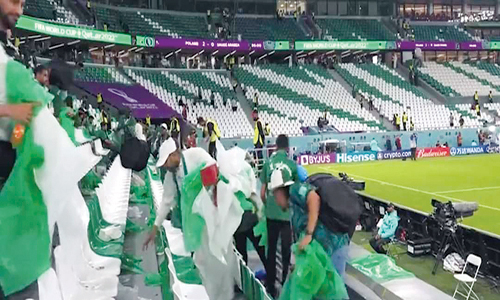 جمهور المنتخب السعودي ينظف مدرجات الملعب بعد مباراة بولندا 