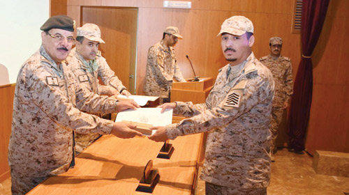 جانب من تسليم الشهادات