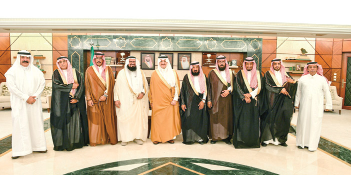  أمير المنطقة الشرقية خلال استقباله آل دايل