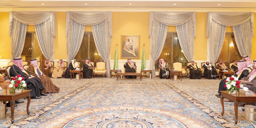 أمير منطقة تبوك خلال استقباله المواطنين