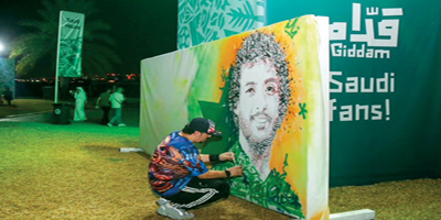 جدارية للاعب ياسر الشهراني تزيّن منطقة «البيت السعودي» بالدوحة 