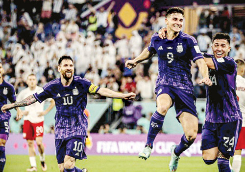 تشافي: أتمنى تدريب ميسي ونيمار ومبابي 