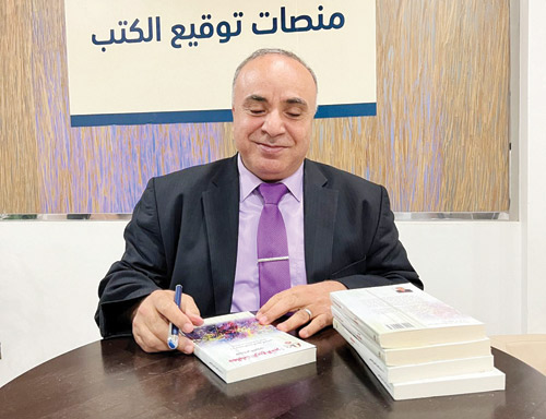  أ. د. محمد السيد البدوي المرسي أثناء التوقيع