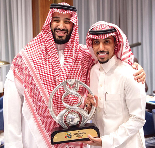 سالم حاملاً كأس آسيا في صورة تاريخية مع سمو ولي العهد للمرة الثانية خلال عامين