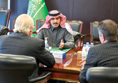  السفير آل جابر خلال لقائه المبعوث الأمريكي إلى اليمن