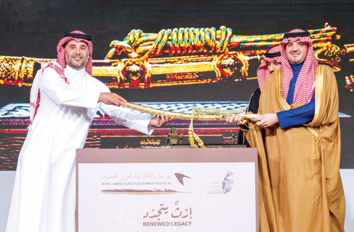 الأمير عبدالعزيز بن سعود يرعى اختتام مهرجان الملك عبدالعزيز للصقور 