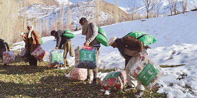 مركز الملك سلمان للإغاثة يوزِّع 490 حقيبة شتوية بمنطقة شترال في باكستان 