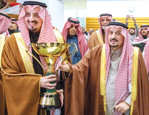 أمير الرياض يسلم الأمير فيصل بن خالد كأس ولي العهد للإنتاج المستورد