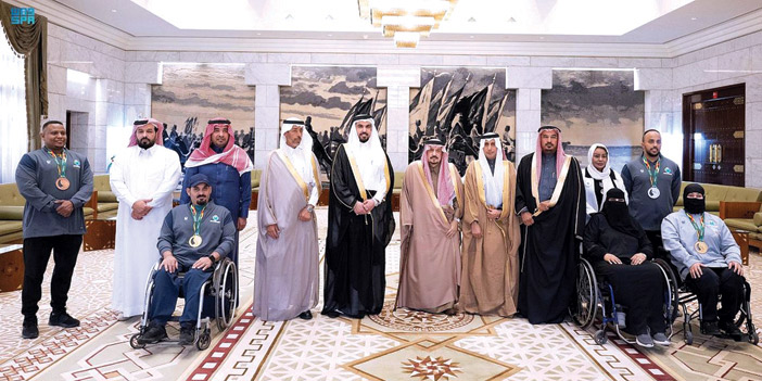 الأمير فيصل بن بندر مستقبلا رئيس وأعضاء مجلس إدارة نادي ذوي الإعاقة بمنطقة الرياض