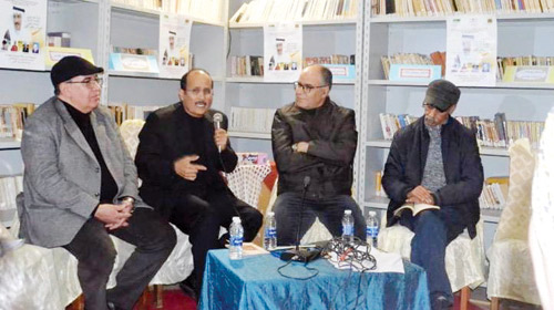  د.القويز متحدثا في اللقاء عن ديوانه