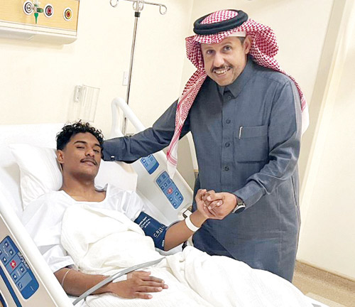  رئيس الاعتماد يطمئن على صحة اللاعب