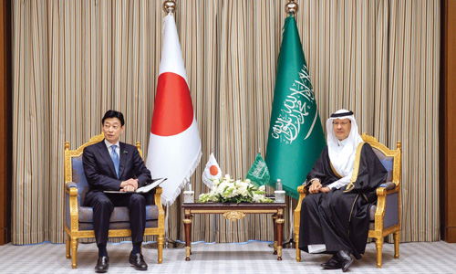 وزير الطاقة خلال اجتماعه مع وزير الاقتصاد الياباني