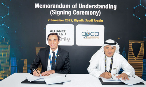 جانب من التوقيع