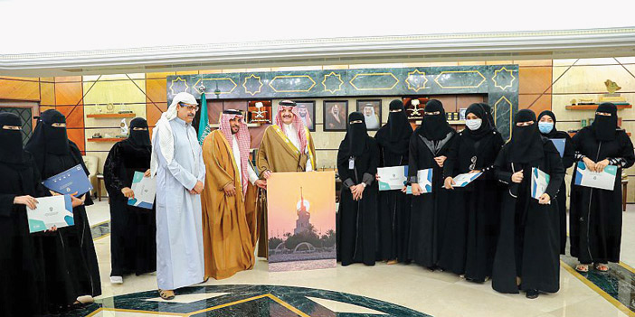 أمير المنطقة الشرقية يسلم الشهادات للخريجات