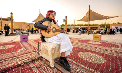 كفيف يجمع الإبداع الفني والرؤية الموسيقية 