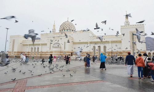 الأجواء الماطرة تُحفِّز زوار مسجد المصطفى لزيارة الأماكن التاريخية 