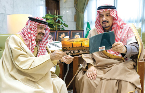  الأمير فيصل بن بندر خلال استقباله حمد القاضي