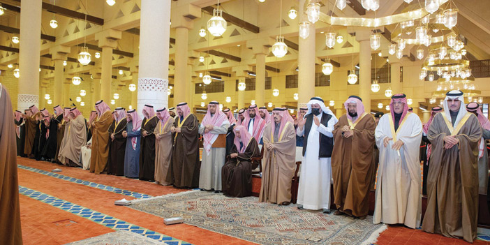 أمير منطقة الرياض يؤدي الصلاة على الأميرة هيا بنت سعود بن عبدالله 
