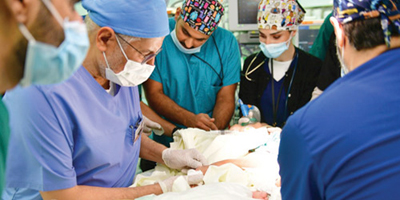 عملية السبع ساعات فصلت توأماً سيامياً سعودياً 