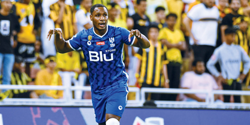  ايجالو يحتفل بالهدف