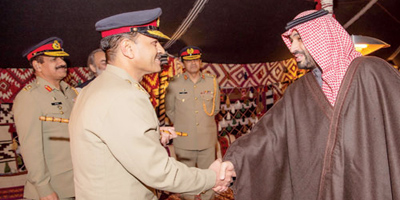ولي العهد وقائد الجيش الباكستاني يستعرضان العلاقات الثنائية وفرص تطويرها 