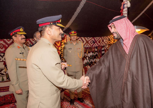 ولي العهد وقائد الجيش الباكستاني يستعرضان العلاقات الثنائية وفرص تطويرها 