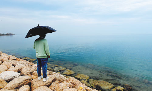  المتنزهون يستمتعون بالأجواء الماطرة