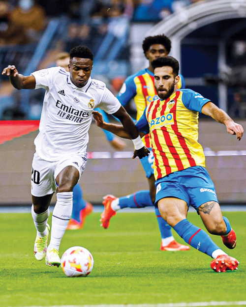 برشلونة وريال بيتيس في صراع للوصول لنهائي السوبر الإسباني 