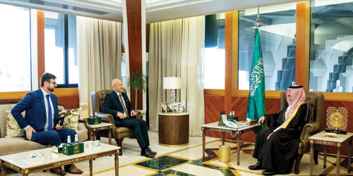  أمير المنطقة الشرقية خلال استقباله رودولف ميشلكا