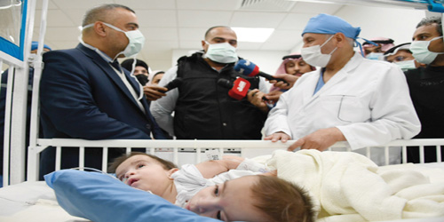  السفير العراقي ووالدا السيامي مع د. الربيعة