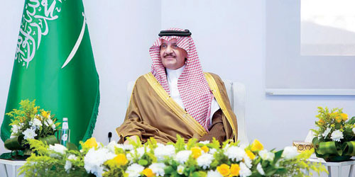  أمير المنطقة الشرقية خلال زيارته التجمع الصحي