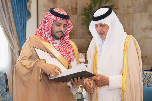  الأمير خالد الفيصل خلال استقباله عبدالعزيز بن عبود